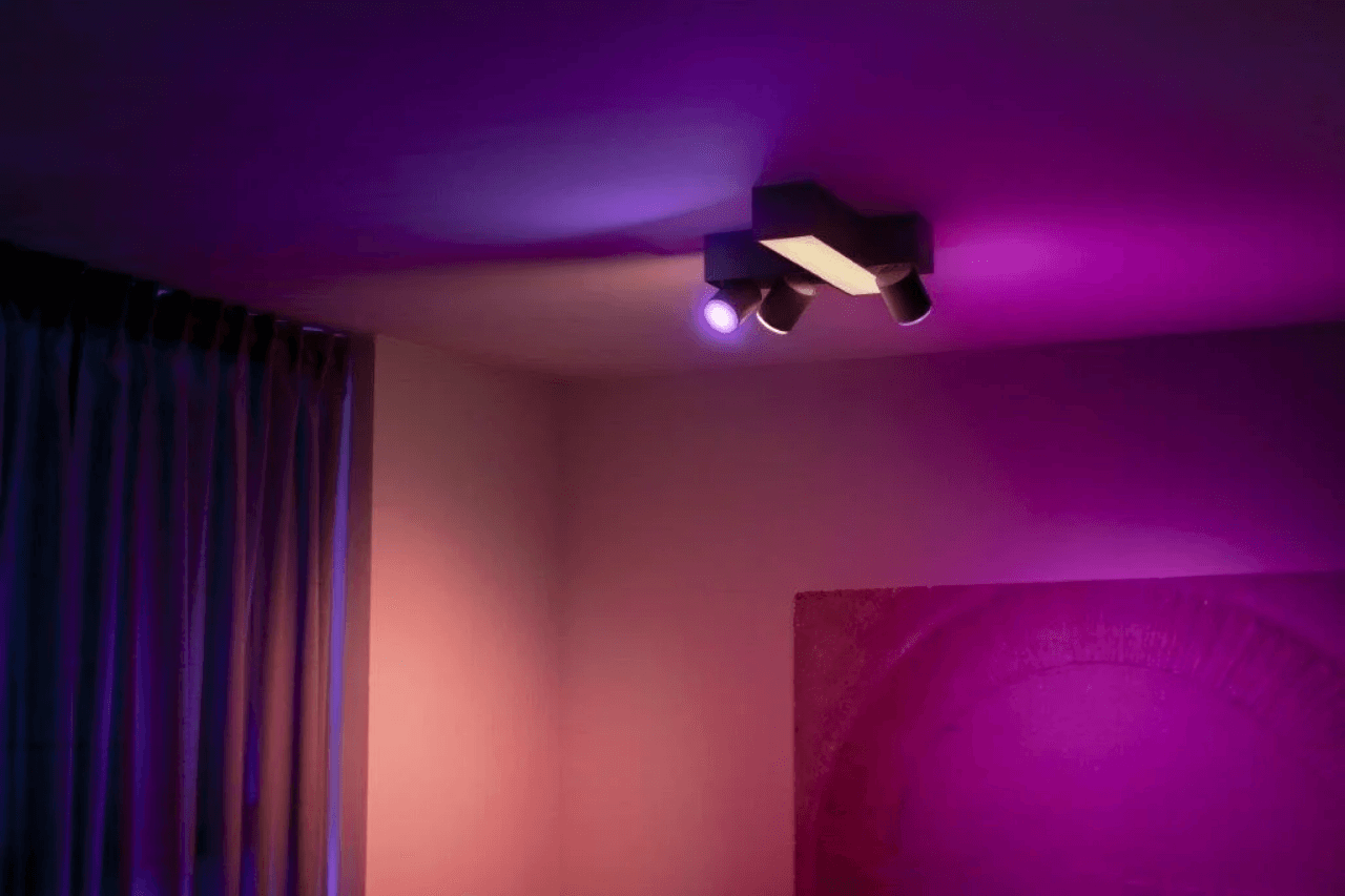 Erste Bilder: Das ist die und Deckenlampe Centris Spots mit Philips Balken-Leuchte Hue
